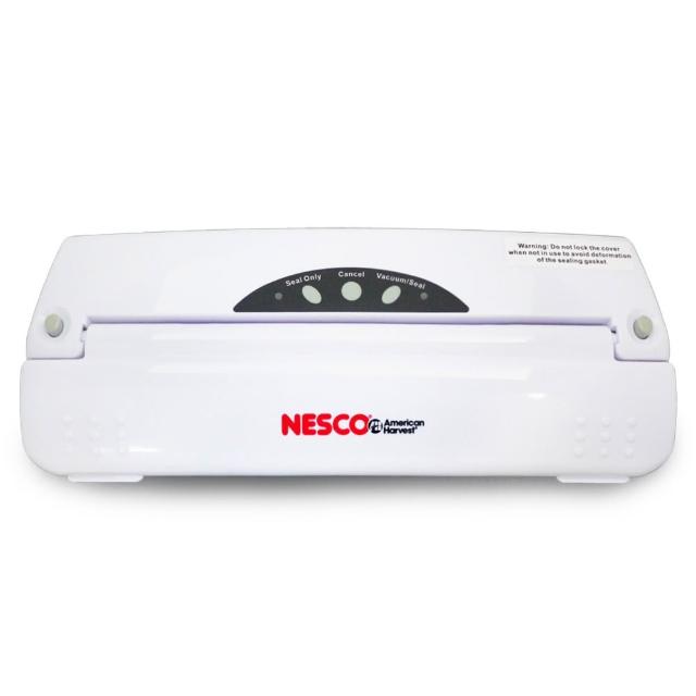  NESCO 美國 VS-01 真空包裝機是高效家用食物保鮮工具，尺寸僅 39*17*7.5cm，重量 1427g，便於存放與操作。內含真空袋、中文說明書及保證書，1 年保固。無論是麵包、肉類或蔬果，都能快速抽真空密封，延長保鮮期，防止氧化與細菌滋生。中國製造品質保證，適合廚房日常使用，讓您的食材新鮮更久！ 
