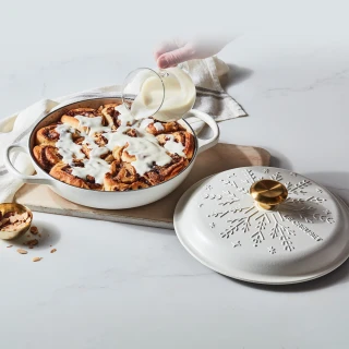 【Le Creuset】典藏琺瑯鑄鐵鍋淺底鍋 26cm(冬日雪花 /棉花白-金頭-內鍋白)