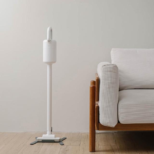  正負零±0 XJC-Y011無線吸塵器，結合直立式與手持式兩用設計，輕巧僅1kg易操作，0.6L集塵筒方便清空。白色系外觀時尚，電池續航17-50分鐘，3.5小時快速充電，配件含軟質毛刷吸頭，適合居家地板與傢俱清潔。中國製造，110V電壓，1.2m電線長度，1年保固，BSMI認證R31310確保安全可靠。 