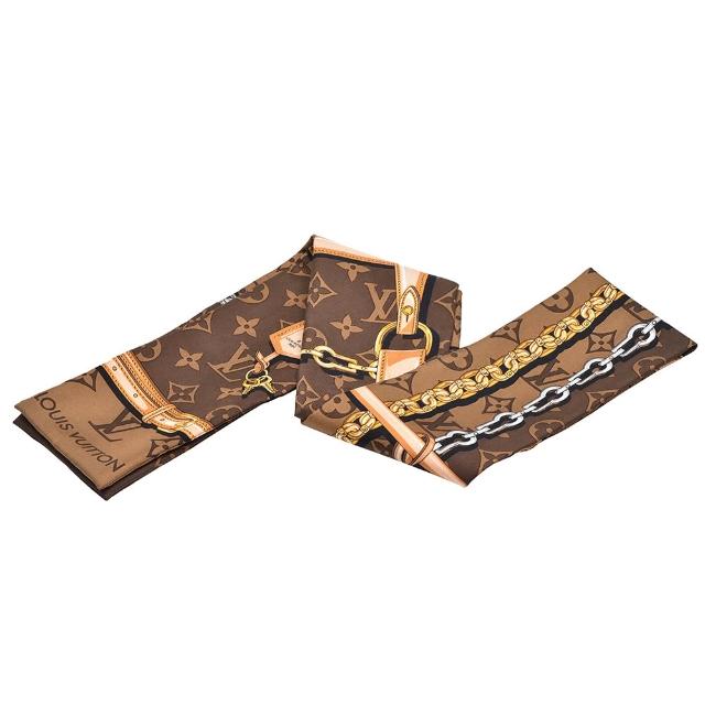 LV LOUIS VUITTON路易威登 M78655 經典 MONOGRAM CONFIDENTIAL 金屬鍊條印花圖騰長絲巾 棕色 高階時尚絲巾,採用100%絲材質製成,展現路易威登經典MONOGRAM CONFIDENTIAL圖騰設計,金屬鍊條印花增添獨特風格。長120cm X 寬8cm,適合搭配各式造型,提升整體時尚感。原廠包裝盒,來自義大利製造,歐洲來源,品質保證。