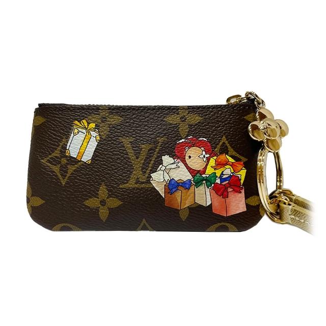 LV LOUIS VUITTON路易威登 M15338 Vivienne Winter Holiday 系列吉祥物手機套飾 經典Monogram帆布手機套飾,融入Vivienne Winter Holiday系列的吉祥物圖案設計,風格活潑有趣,兼具時尚與實用性,完美搭配日常使用。
