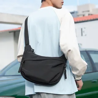 【BONum 博紐】男用加厚耐磨單肩餃子包 斜背包(單肩包 隨身包 手機袋 休閒包 型男 韓版 日系 無印)