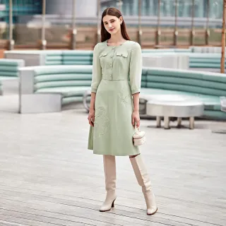 【ILEY 伊蕾】都會氣質造型假排釦蓋袋花卉刺繡假兩件洋裝(淺綠色；M-XL；1223077362)