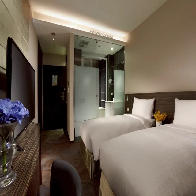 首都大飯店松山館｜新春特惠！寒假不加價★2大1幼標準客房純住宿(饒河夜市正對面)