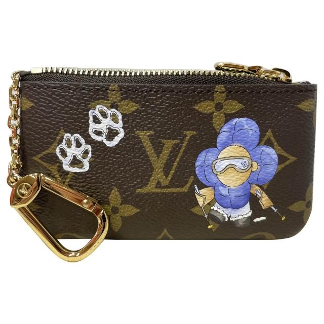 LV LOUIS VUITTON路易威登 M15341 聖誕限定 Vivienne Wintery Travel 系列 Monogram 帆布拉鍊鑰匙/零錢包 路易威登 M15341 聖誕限定 Vivienne Wintery Travel 系列 Monogram 帆布拉鍊鑰匙/零錢包,以經典圖案與時尚設計結合,展現歐系精品風格。適合女性日常使用,兼具實用性與收藏價值,棕色/咖啡色選擇多樣,完美搭配各種場合。