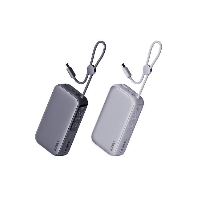 AUKEY Sling PB-Y47 行動電源，搭載6300mAh 21700鋰離子電池，支援30W PD快充，輸入輸出電壓達20V-1.5A，雙USB-C與USB-A埠同時充電最大15W。輕薄設計僅80x57x27mm、194g，適合日常出門攜帶。包含30cm USB-C充電線與說明書，透過臺灣BSMI認證（R3C668），2年保固安心使用。無論商務旅行或戶外活動，AUKEY Sling 行動電源提供高效電力補給，支援9V/12V/15V多種快充協議，延長手機平板電池壽命。注意：避免高低溫環境使用，以確保電池耐用性。