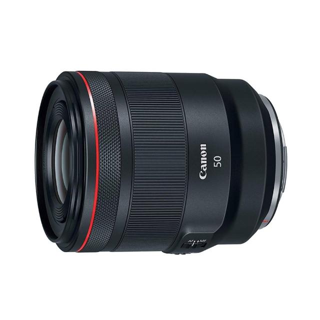 Canon 佳能 RF 50mm F1.2 L USM 鏡頭為 RF 接環標準定焦鏡頭，擁有 f/1.2 大光圈及 9 組 15 片光學結構，提供 46° 對角視角及 10 片光圈葉片，帶來出色淺景深效果與銳利影像。適用於 Canon EOS R 系列全片幅無反相機，USM 對焦系統快速精準，放大倍率 0.19x，濾鏡尺寸 77mm，直徑 89.8mm x 長度 108mm，重量約 950g。公司貨正品，享 12 個月保固。完美適合人像、街拍及低光攝影，L 系列專業品質保證。
