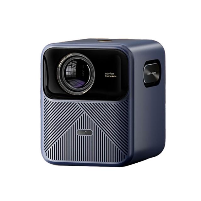 萬播 Wanbo Mozart 1 Pro 是輕巧可攜式微型投影機，適閤家用劇院娛樂。支援 Full HD 1080P 解析度，900 流明亮度，投影 55-120 吋大畫面，內建喇叭提供立體音效。藍色系設計，尺寸僅 18x21x23 cm，重量 3.3 kg，LED 光源長效耐用。HDMI 介面輕鬆連線，中國原產，一年保固，NCC CCAB24LPABC0T9 及 BSMI R23157 認證，完美升級您的居家影音體驗。