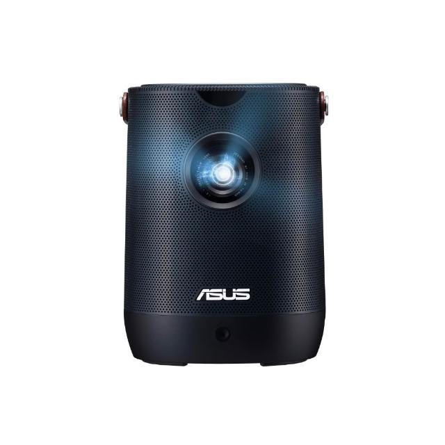 ASUS華碩 ZenBeam Latte L2 是一款輕巧可攜式 LED 投影機，具備 960 LED 亮度（400 ANSI Lumens）與 Full HD 1920x1080 解析度，支援 30~120 吋投影畫面及 16:9/4:3 比例。內建 65Wh 電池與 6 芯鋰離子電源，投射距離 0.8~3.2m，適合居家娛樂或商務使用。特色包括 USB 輸入、內建 App、網路連線及 HDMI 介面，內建喇叭提供音效，燈泡壽命長達 30,000 小時，重量僅 1.57kg，黑色系設計，兩年保固，中國製造。