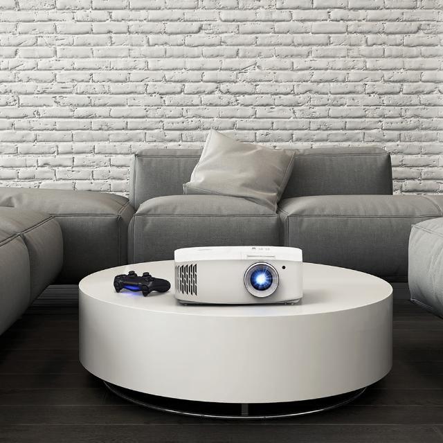 Optoma 奧圖碼 UHD35+ 家用劇院投影機，支援 4K UHD 解析度 (3820 x 2160)，4000 ANSI 流明亮度，對比度高達 1,200,000:1，提供 33" 至 300" 投影畫面。具側投功能，投射距離 1~6 公尺，16:9 畫面比例，內建喇叭，HDMI/VGA 介面，燈泡壽命最長 15,000 小時。尺寸 31.5 x 27 x 11.5 cm，重量 4.2 kg，白色系設計，中國製造，三年保固（需註冊）。完美適閤家庭娛樂，提升您的影音體驗！