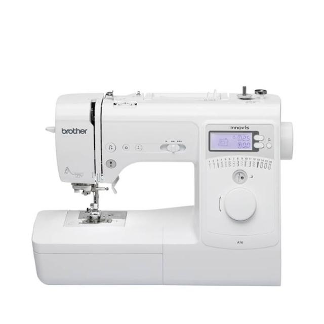Brother A16 型縫紉機採用先進式自動穿線設計，單手即可完成穿線動作，適合洋裁新手使用。具備慢速每分鐘100針功能，提供穩定的縫紉速度控制，並具備吃厚可車彈性面料的特性。金機身骨架設計，提升原地止針與花樣免迴針功能，花樣精簡易操作。支援自由調整針距與寬度，適用多種縫紉需求。水平式全迴轉梭床，針趾幅度0-7mm以下，針趾長度特殊自動穿線。材質為金，重量11kg，尺寸為寬度53.5cm、高度39cm、深度27cm。電壓為110V，產地中國，為生活家電中的優質選擇。
