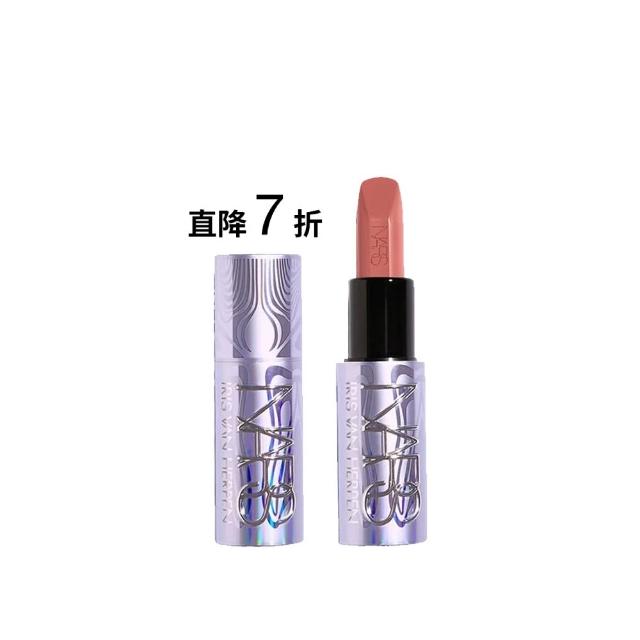 NARS 奢慾緞光唇膏以高顯色度與柔霧質地聞名,#805 RENDEZ-VOUS 神秘紅棕為經典色號,適合各種膚質,提供長效持色與豐潤潤澤感。平行輸入版本,價效比高,適合追求專櫃品質的消費者。 NARS 奢慾緞光唇膏