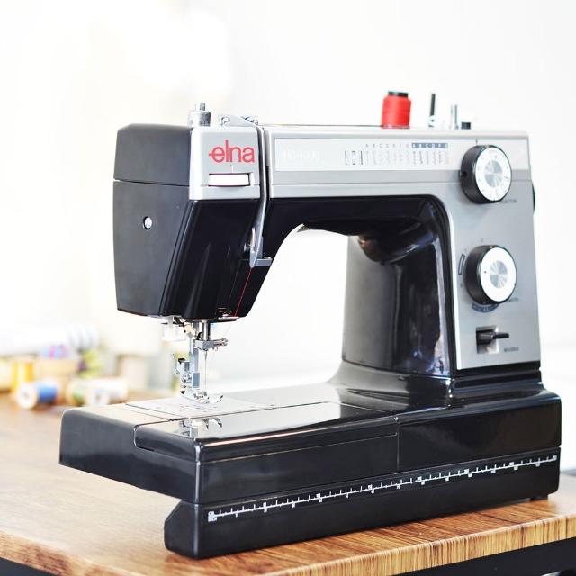 ELNA HD-1000 電子型家用縫紉機,臺灣原產地製造,垂直式半迴轉梭床設計,縫紉速度最高500~700針/分,針距幅度及長度皆可調0~7mm,內建自動穿線功能,輕鬆操作。機身採用鋁合金骨架與鋁合金塑鋼外殼,重量僅7.6kg,尺寸長39.5x高31.5x寬16cm,適合居家DIY縫紉。支援110V電壓,享1年保固,配件豐富(詳見文案)。ELNA HD-1000 是專業級家用縫紉機首選,結合耐用與便利,提升您的縫紉體驗。 ELNA HD-1000