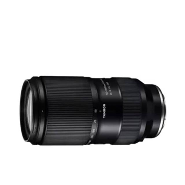 TAMRON 騰龍 50-300mm F/4.5-6.3 鏡頭專為 Sony E-mount 相機設計,提供優秀的望遠變焦與超望遠變焦功能,讓您輕鬆捕捉遠距離細節。平行輸入正品,輕巧便攜,適合戶外攝影與運動拍攝,最佳化影像品質與對焦速度。 TAMRON騰龍 50-300mm F/4.5-6.3