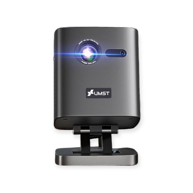 UMS T優美視 Mini 1 是一款支援1080P解析度的高品質藍芽音箱，內建電池設計可搭配行動電源使用，提供更長的使用時間。配備5W+5W重低音環繞立體聲，帶來沉浸式音效體驗，適合室內娛樂、運動健身或戶外活動使用。輕巧便攜，音質清晰，是您日常生活的完美音響夥伴。