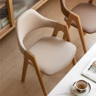 【hoi! 好好生活】源氏木語富士山橡木實木原木色仿皮扶手餐椅2入 Y83S08 奶茶色