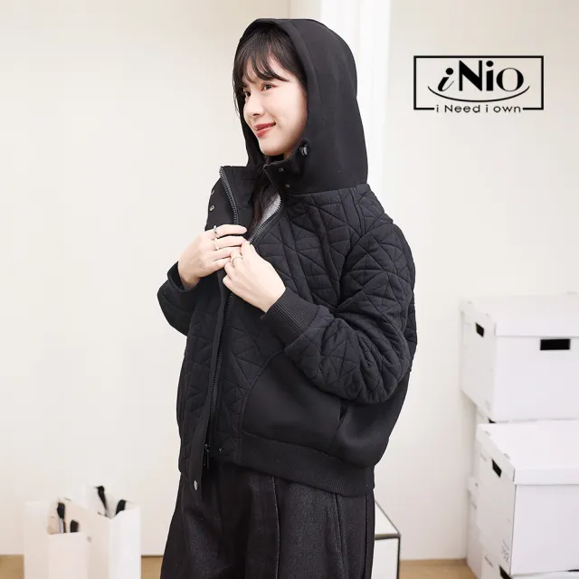 【iNio 衣著美學】格紋風翻領連帽長袖外套 特殊壓紋 時尚寬邊拼接 保暖連帽外套 CEW4840