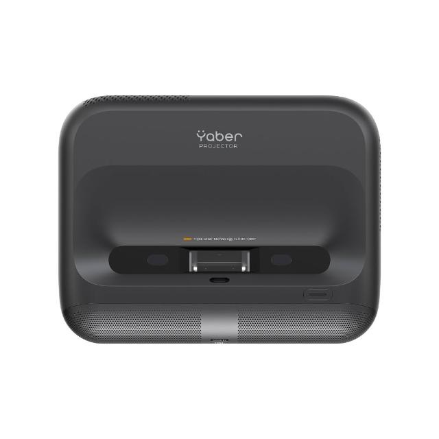 YABER雅博 K300S 短焦投影機，亮度為1100-1599Lumens，提供清晰畫質與靈活安裝選擇，具備1年供應商保固，適閤家庭與商務使用。