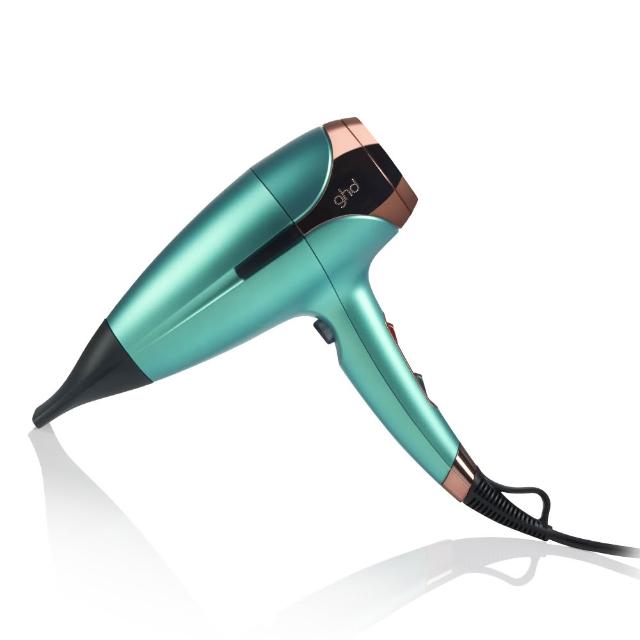  GHD Helios HE001 藍色吹風機，來自英國專業品牌GHD，中國製造，主機尺寸20x29cm，輕巧僅1531g。搭載1400W強大瓦數、兩段溫度與風速調整，適合各種髮質快速乾髮，配備標準吹風筒配件，支援110V電壓，BSMI認證R39553。專業造型工具，非折疊設計，無國際電壓，享2年保固。完美SEO關鍵字：GHD吹風機、Helios專業造型、藍色護髮吹風機，助您輕鬆打造沙龍級秀髮！ 