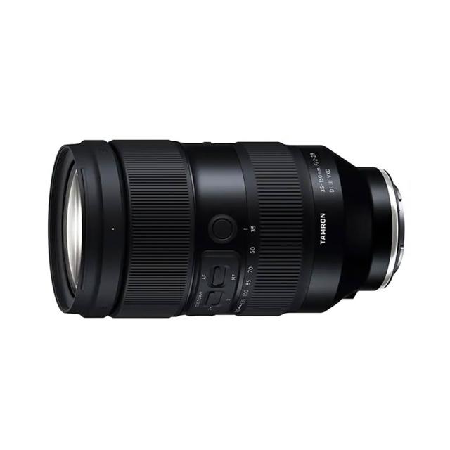 TAMRON 騰龍 35-150mm F/2-2.8 Di III VC VXD 鏡頭，專為 Nikon Z-Mount 全片幅無反相機設計，提供 35-150mm 廣角到中望遠變焦範圍，F/2-2.8 大光圈確保低光表現出色。內建 VC 防震與 VXD 高速對焦，重量約 1000g~1500g，適合人像、旅行與運動攝影。公司貨正品，享 1 年保固（以原廠公告為準），專業級鏡頭首選。