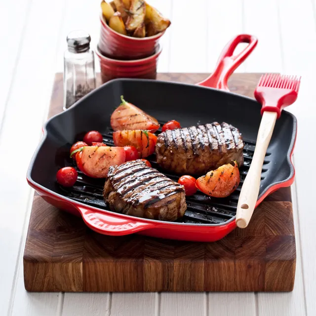 【Le Creuset】琺瑯鑄鐵單柄方鐵烤盤 雪紡粉/藍鈴紫 2色選1(贈 B油刷-火焰橘)