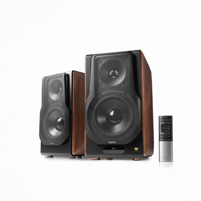  Edifier 漫步者 S3000MKII 書架型多媒體喇叭，採用左右通道設計，提供沉浸式立體聲體驗。支援藍芽 Bluetooth 無線連線，無 WiFi 功能，適合居家娛樂與音樂愛好者。咖啡色系外觀，尺寸 549×340×450mm，重量 21.5KG，中國原廠生產，配備 NCC 認證碼 CCAH24LP2310T2 及 BSMI 許可字號 R3B489，享 1 年保固。無論是看電影還是聽音樂，這款 Hi-Fi 等級音響都能帶來專業級音效，配件齊全，提升您的音訊享受。 