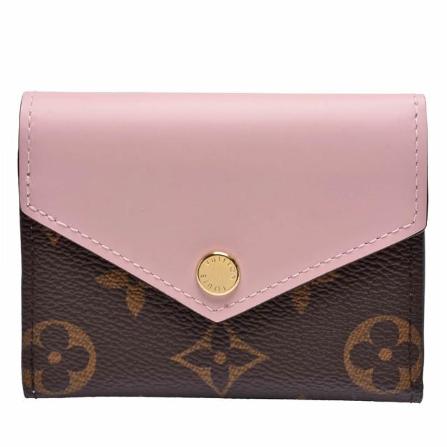 LV M62933 經典 ZO É 系列 Monogram 帆布三折暗釦短夾，以芭蕾粉色為主色，展現路易威登經典的 Monogram 花紋設計。採用高品質帆布製作，搭配隱藏式暗釦設計，簡約時尚，適合日常搭配與商務場合。內部分隔設計實用，輕便易攜，是收藏與日常使用的理想選擇。