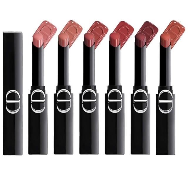 Christian Dior 迪奧 巨星持色唇膏 #390 紅毯玫瑰 是一款高顯色度、持久不脫色的唇部彩妝產品，適合各種膚質使用。採用高品質配方，提供豐潤滋養效果，讓雙唇保持水潤與完美妝感。產地依商品包裝顯示，儲存期限為36個月，為您帶來專櫃級的奢華體驗。