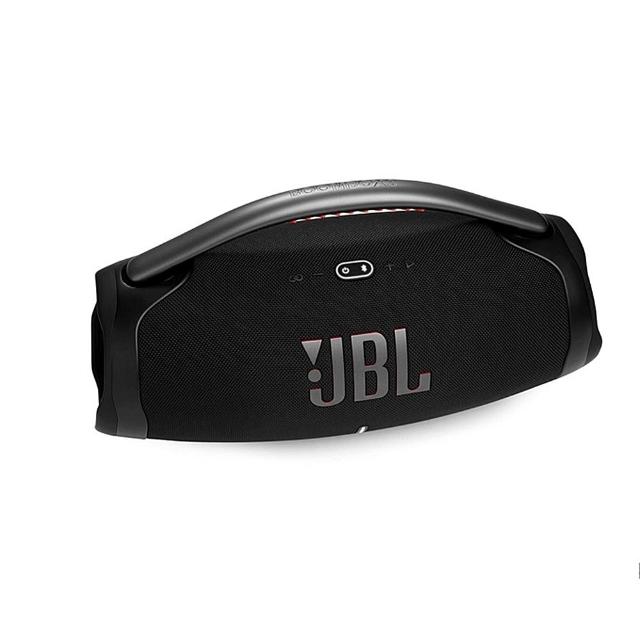 JBL BOOMBOX 3 是一款強勁防水藍芽音箱，支援 Hi-Res 高解析音質與藍芽遙控功能，適合戶外活動與派對使用。具備 IP67 防水防塵等級，可輕鬆應對各種環境，24 小時超長續航力，讓音樂隨時相伴。無需額外認證，即享 1 年保固安心保障。無論是其他規格的適用場景，都能帶來 JBL 經典震撼音效。