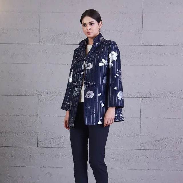 【NADIA LIN 林臣英】緹花條紋帥氣長版外套