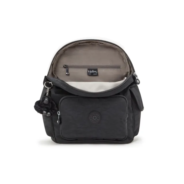 【KIPLING】『猴子包』曜岩黑品牌經典圓標拉鍊掀蓋後背包-CITY PACK S