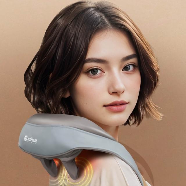 【大京電販 WBY060037A】無線免手持充電式肩頸按摩帶，專為忙碌現代人設計，輕鬆緩解頸肩僵硬不適。採用揉捏式按摩方式，模擬專業手法，結合溫熱熱敷功能，促進血液迴圈，適用於頸部、肩部、腰部及腹部多處按摩。皮革材質舒適耐用，本體尺寸長33cm×寬51cm×高17cm，重量僅1.2kg，輕巧便攜。充電式電源設計，無需遙控器，操作簡單。透過BSMI認證（R53615），享有1年保固，購買後365日內非人為故障免費回收維修（限臺灣本島）。定期擦拭保養，高階PU皮革易清潔，讓您在家輕鬆享受SPA級肩頸按摩，遠離肩頸痛！產地中國，非個人衛生用品或福利品。