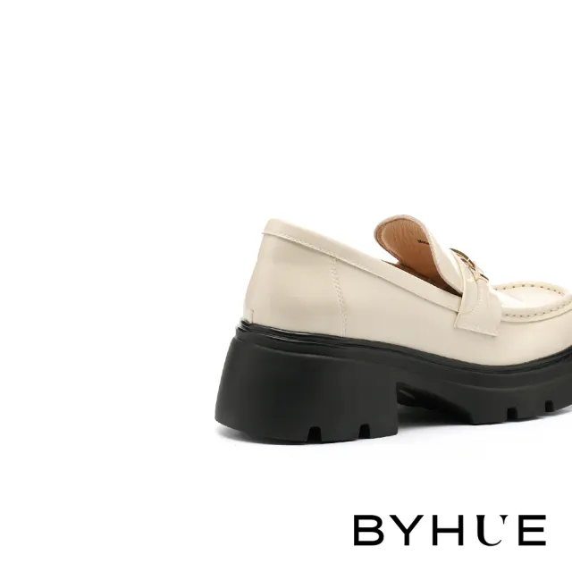 【BYHUE】別致時尚金屬釦寬帶開邊珠牛皮樂福軟芯厚底鞋(米白)