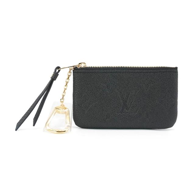 這款 LV LOUIS VUITTON 路易威登 M80879 黑色老花牛皮鑰匙零錢包為全新商品，採用高品質牛皮與帆布製成，經典老花圖案設計，適合男女使用。拉鍊式開口方便取用，內外皆無夾層，並附原廠紙盒（無品牌小卡，內部辨識碼已替換為感應晶片）。來自法國、西班牙、義大利、美國等多國產地，為專櫃平行輸入商品，品質有保障。