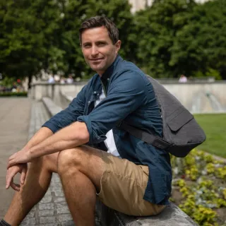 【HEALTHY BACK BAG】官方直營-基本款 TEXTURED NYLON MEDIUM 斜背包-石墨灰  男包 女包 側背包