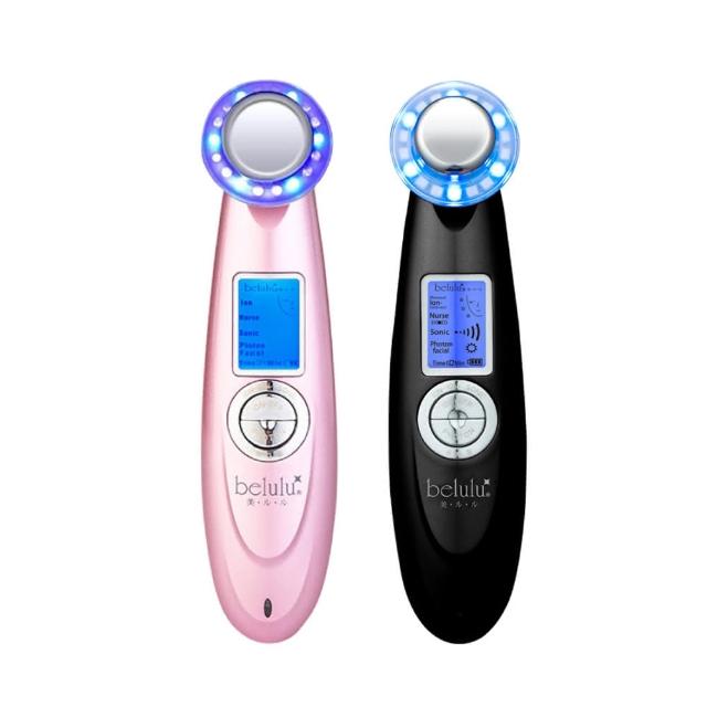  Belulu美露露 Classy 美膚儀是專業匯入儀，結合超聲波、負離子、震動按摩、匯入匯出功能，輕巧僅100g，充電式設計，充電4-6小時即可使用。適用純潔白、水漾粉顏色，盒裝含美容儀本體、充電線、護目鏡、精華液等配件。家用美容神器，提升肌膚吸收，個人衛生用品，一經拆封使用影響退貨許可權。 
