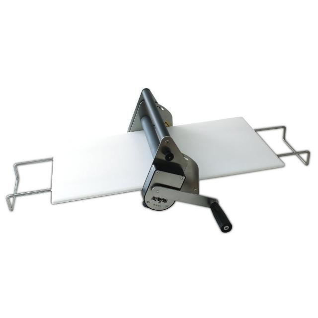 日本KNEADER RS101 攜帶型可清洗丹麥起酥壓麵機，專為烘焙愛好者設計，輕鬆製作完美丹麥麵包。收納主機尺寸僅14x37.5x20cm，模板60x30x1cm，本體重量4.5kg，方便攜帶與使用。作為製麵包機型別，具備可清洗功能，保固1年，產自日本品質保證。適閤家庭或專業烘焙，輕鬆壓麵起酥，提升烘焙效率！以上規格以實際出貨為主。