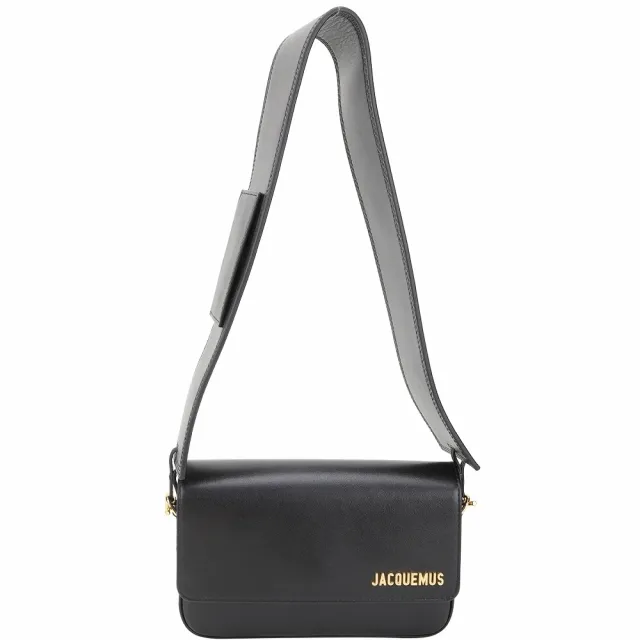 【JACQUEMUS】Le Carinu 字母金屬標小牛皮翻蓋可拆寬斜背包-黑色 法國小眾精品