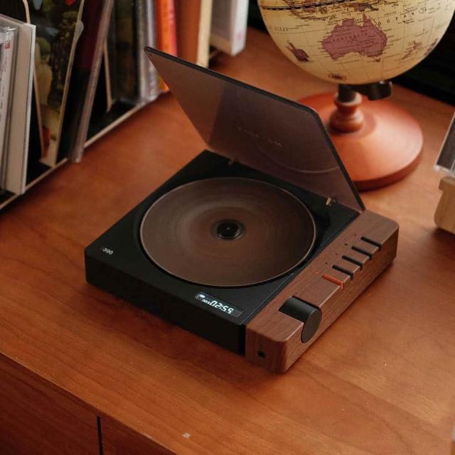 Syitren賽塔林 R300 是一款高品質的CD播放器，具備多種其他功能，提供優質音響體驗。產品享有1年保固期，適合追求音質與穩定性的使用者。