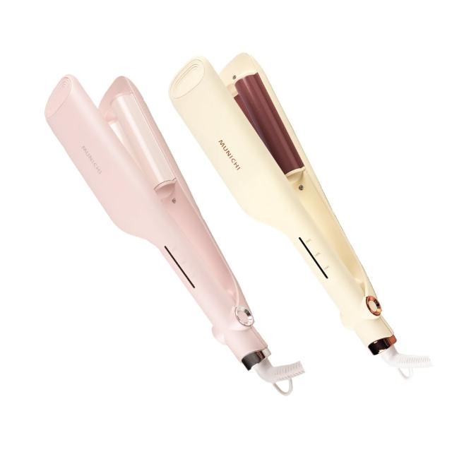  MUNICHI 沐尼黑 MR.25MM 波浪捲髮器專為打造自然波浪捲設計，25mm 直徑完美適合短至中長髮型。三段溫度檔位(160°C/180°C/200°C)精準控溫，適合各種髮質。尺寸僅325x55x36mm，輕巧便攜，附收納袋外出旅行超方便。支援110V-240V 國際電壓(無轉換器)，中國製造，BSMI 認證 T3E102，1年保固。顏色選擇淡山茱萸粉或櫻草淡黃，時尚實用個人衛生用品。 