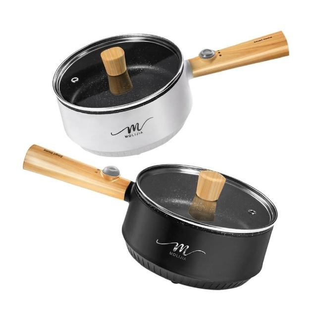 MOLIJIA魔力家 M18 MOLIJIA魔力家 M18 電火鍋是2人份家用煮食首選,容量適中,內鍋採用不粘塗層合金,易清潔耐用。尺寸長41cm x 寬22cm x 高25cm,重量僅2210g(含配件),110V/60Hz電壓,消耗功率900-1000W,快速加熱。配件齊全:不沾平底鍋x1、強化玻璃蓋x1、分離電源線x1、#304蒸籠x1、原木鍋鏟x1及說明書。顏色選擇黑木紋、白木紋、粉木紋、綠木紋,產地中國,BSMI許可R53615,享1年保固。多功能電火鍋適合煮火鍋、蒸煮、煎炒,一機多用,提升居家烹飪樂趣。