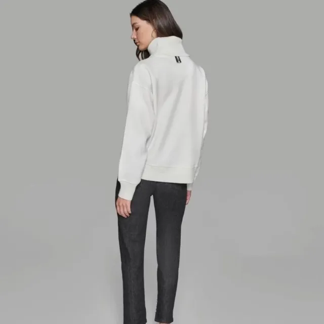 【KARL LAGERFELD 卡爾】晶鑽LOGO別針高領毛衣 雲舞白