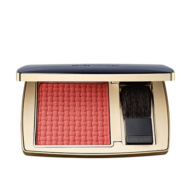 雅詩蘭黛 絕對慾望持色柔焦腮紅，以柔焦質地打造自然好氣色，持色力強不脫妝，適合日常與晚宴妝容。粉紅色系溫柔提氣色，紅調增添氣質與魅力，輕鬆打造綺麗雙頰。