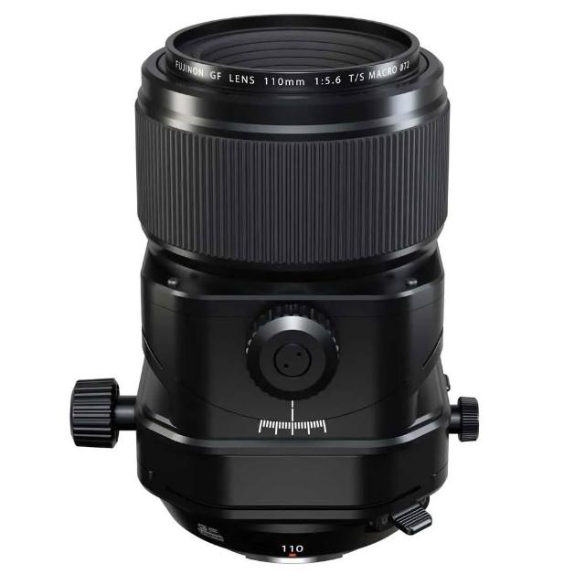 FUJIFILM 富士 GF 110mm F5.6 T/S Macro 是一款專業中望遠定焦鏡頭，專為中畫幅相機設計。具備110mm焦距、最大光圈F5.6及恆定光圈，提供27.9°視角與0.5倍放大倍率，適合微距攝影。採用9群11片鏡片結構及9片光圈葉片，直徑Φ95mm、長149mm、重量約1,255g，支援Φ72mm濾光鏡。傾斜移軸功能讓焦點更精準，保固12個月。公司貨，提供穩定對焦與高畫質表現，理想選擇給專業攝影師。