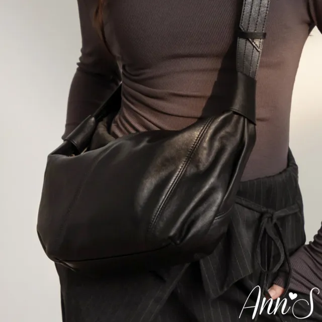 【Ann’S】街頭俐落-頂級頭層牛皮 寬背帶 牛角可頌肩背包-黑