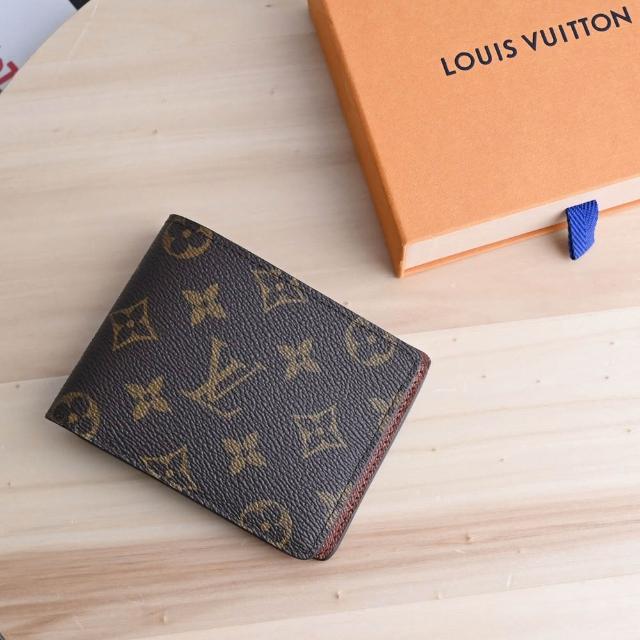 LV LOUIS VUITTON路易威登 M60895 經典 Monogram 印花摺疊短夾 LV LOUIS VUITTON 路易威登 M60895 經典 Monogram 印花摺疊短夾,採用高階咖啡色系帆布製成,內層為 Monogram 帆布設計,擁有 6 個內袋與 1 個主夾層,搭配原廠防塵套與品控卡,為您提供高質感與實用性兼具的收納選擇,適合男女使用,為歐洲真品商品。