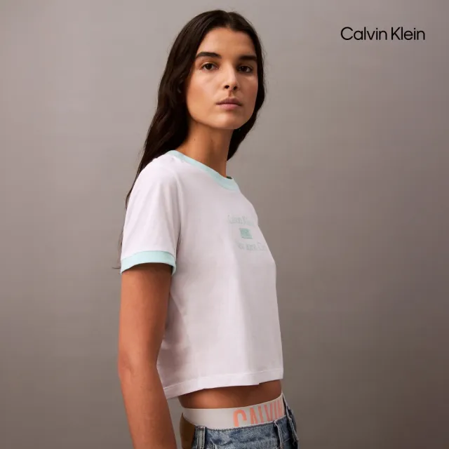 【CALVIN KLEIN】官方旗艦館CK 對比色邊標誌短版 T 恤_白色