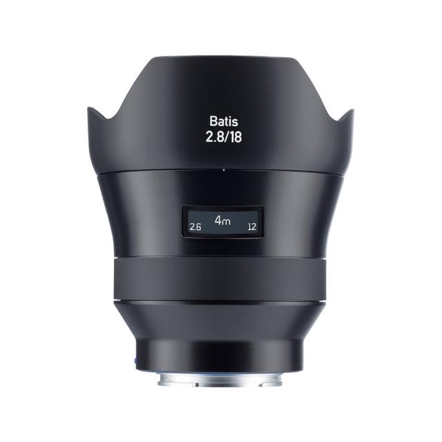  ZEISS 蔡司 Batis 2.8/18 廣角定焦鏡頭，專為 SONY E-Mount 全片幅相機設計，提供 18mm 焦距與 f/2.8 – f/22 大光圈，11 片 10 組鏡片結構確保優異畫質與邊緣銳利度。重量約 330g，濾鏡尺寸 M77 x 0.75，適合風景、建築與室內攝影。公司貨提供 36 個月以上保固，專業廣角鏡頭首選。 