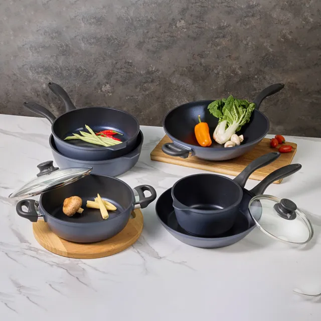 【CorelleBrands 康寧餐具】WORLD KITCHEN 大金藍寶石鑄造不沾深煎鍋26cm(含蓋)/平煎鍋28cm(含蓋)-兩款任選