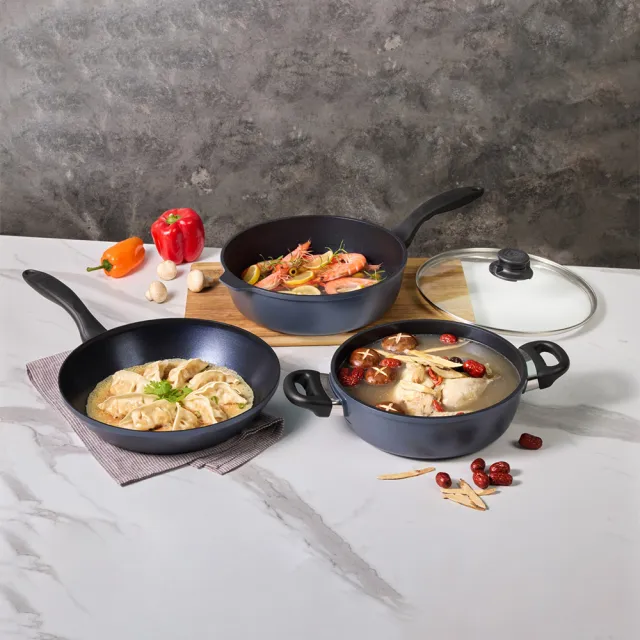 【CorelleBrands 康寧餐具】WORLD KITCHEN 大金藍寶石鑄造不沾深煎鍋26cm(含蓋)/平煎鍋28cm(含蓋)-兩款任選